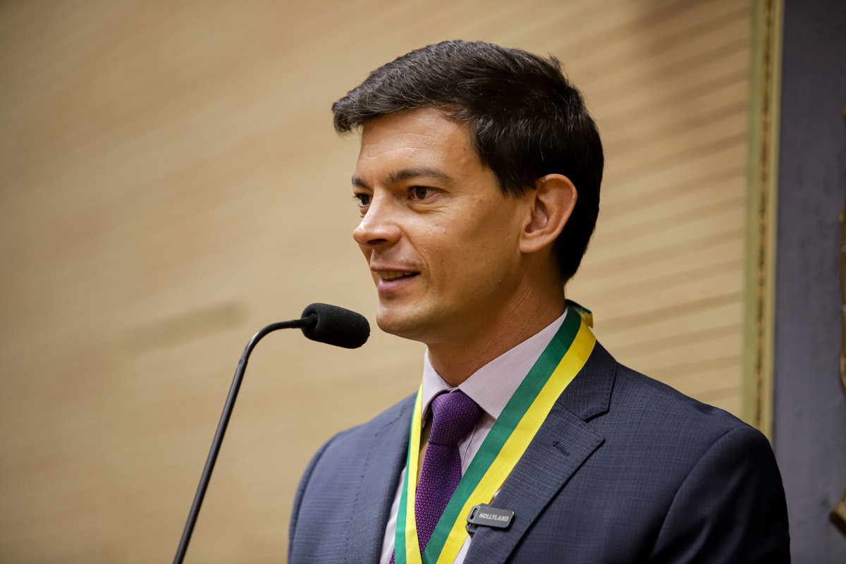 Solenidade realizada no Salão Helly de Campos Melges reuniu autoridades, convidados e o homenageado