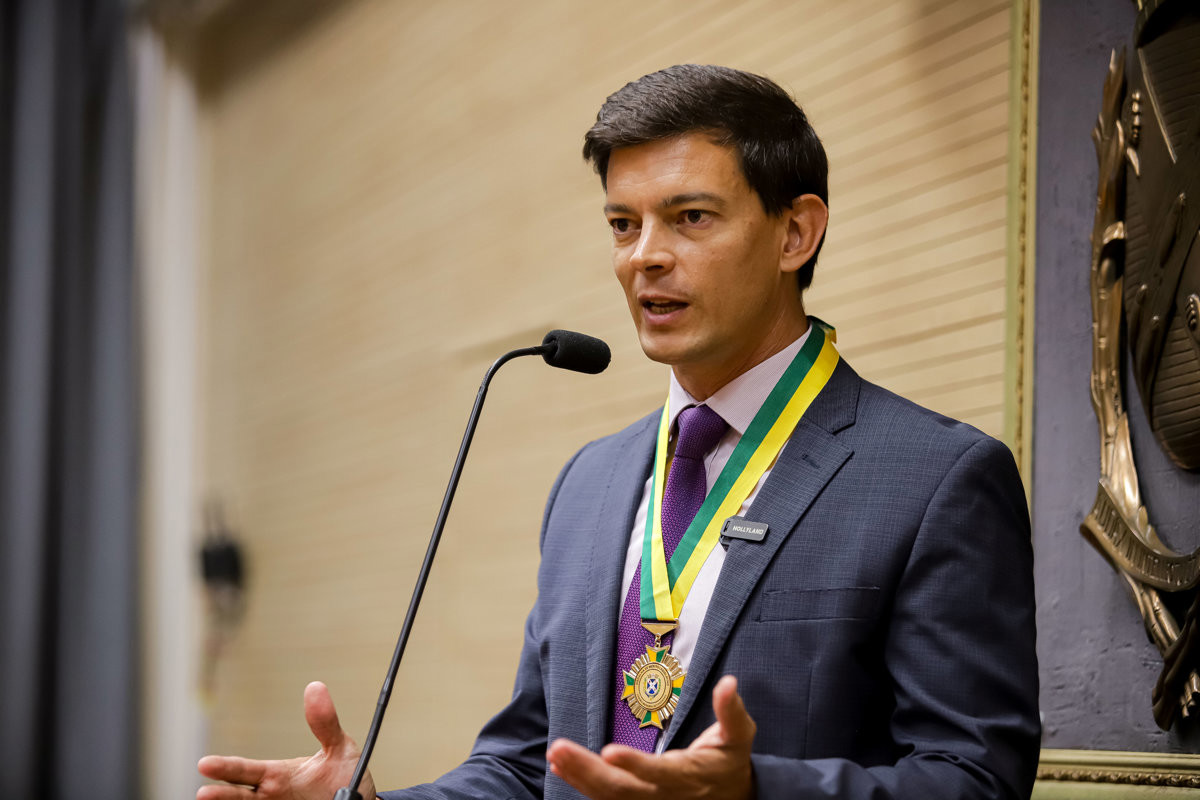 Solenidade realizada no Salão Helly de Campos Melges reuniu autoridades, convidados e o homenageado