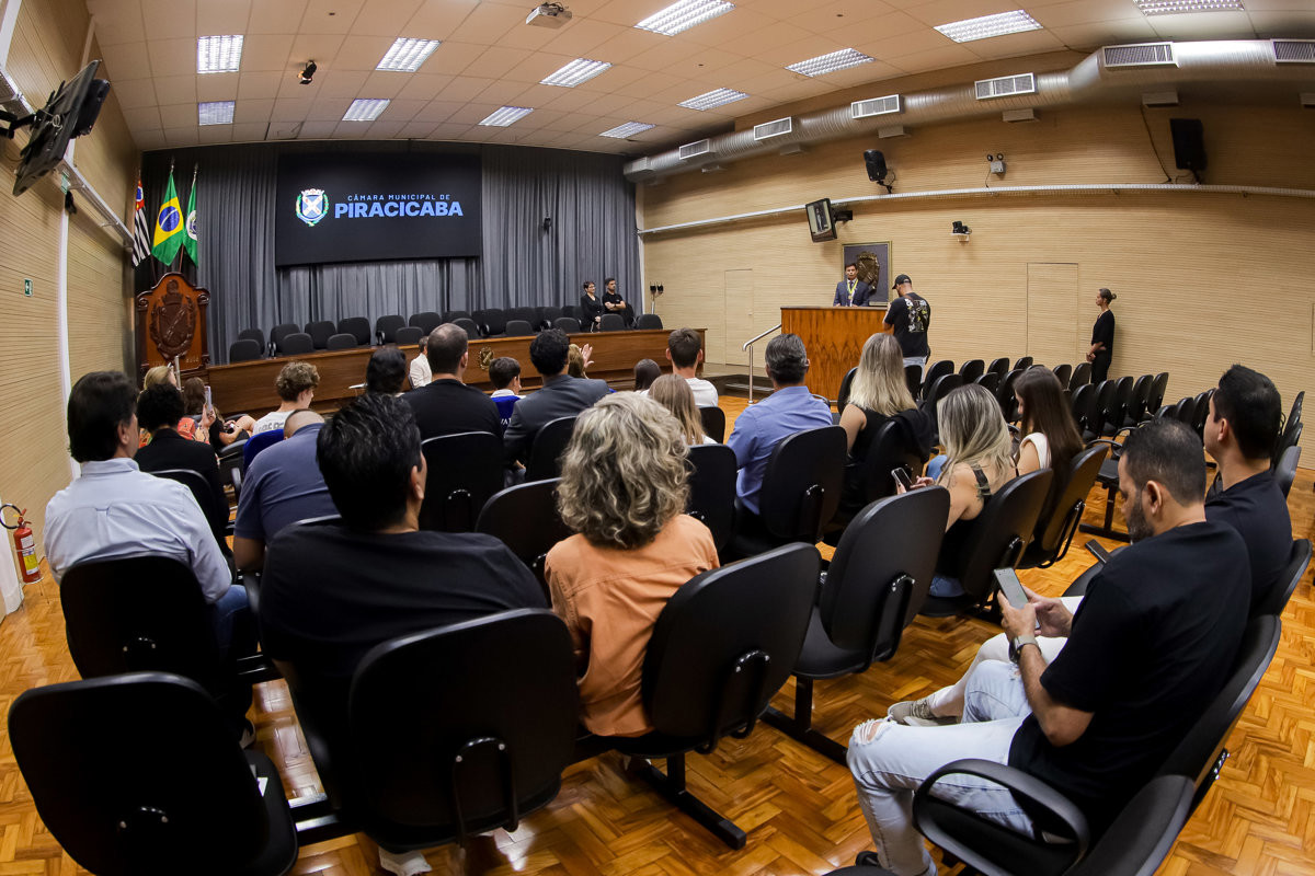 Solenidade realizada no Salão Helly de Campos Melges reuniu autoridades, convidados e o homenageado