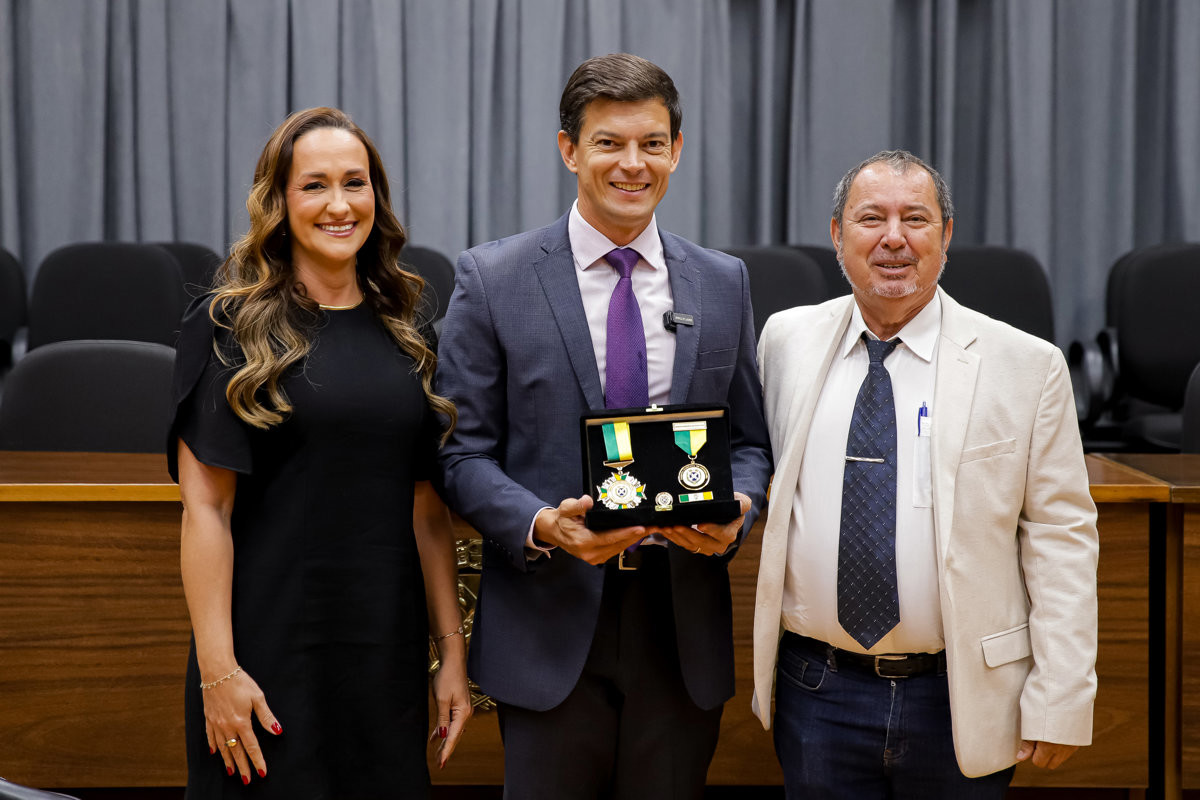 Solenidade realizada no Salão Helly de Campos Melges reuniu autoridades, convidados e o homenageado