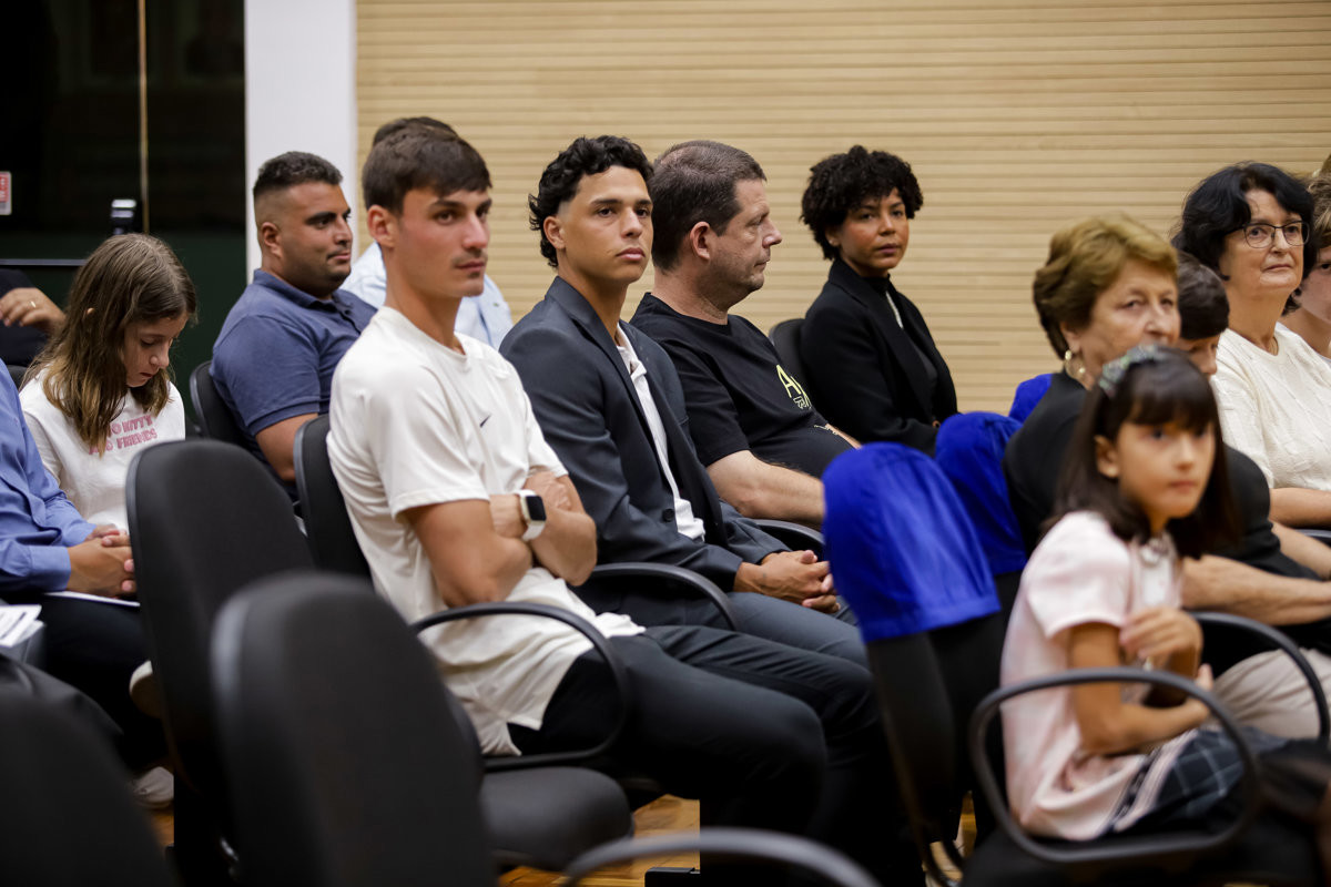 Solenidade realizada no Salão Helly de Campos Melges reuniu autoridades, convidados e o homenageado