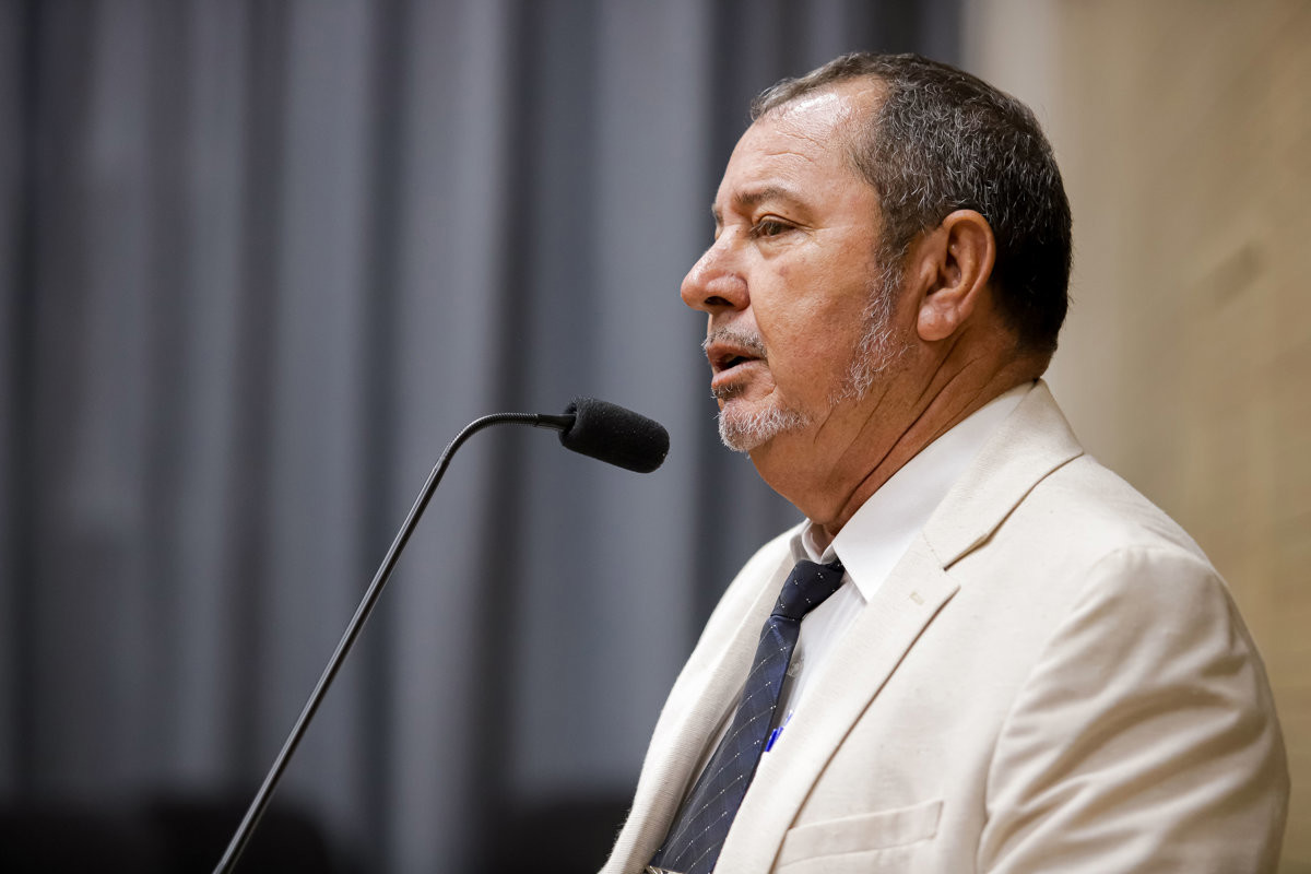 Solenidade realizada no Salão Helly de Campos Melges reuniu autoridades, convidados e o homenageado