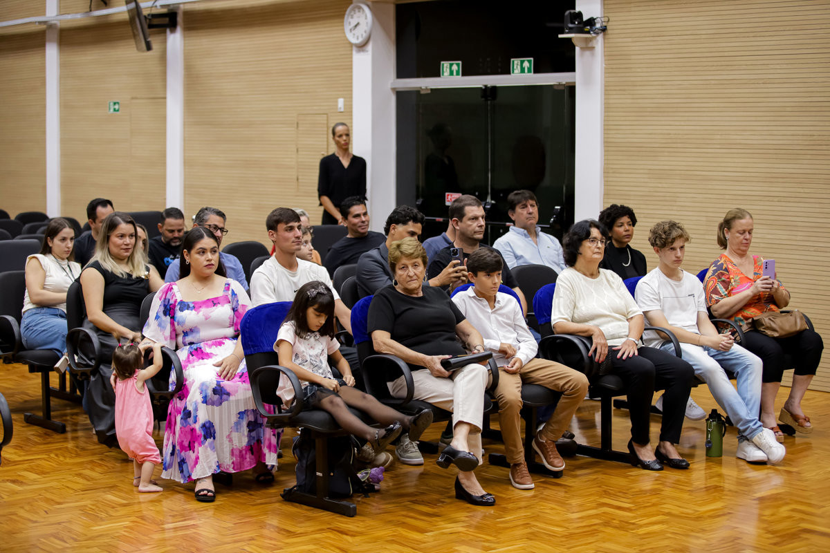 Solenidade realizada no Salão Helly de Campos Melges reuniu autoridades, convidados e o homenageado