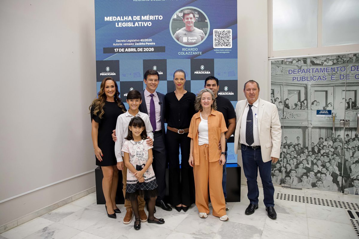 Solenidade realizada no Salão Helly de Campos Melges reuniu autoridades, convidados e o homenageado