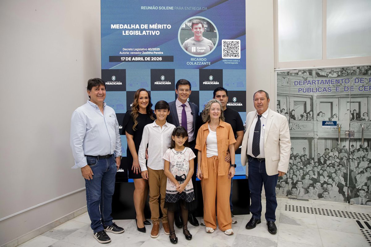 Solenidade realizada no Salão Helly de Campos Melges reuniu autoridades, convidados e o homenageado