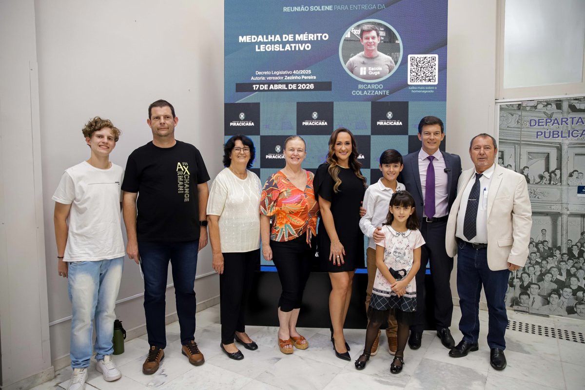 Solenidade realizada no Salão Helly de Campos Melges reuniu autoridades, convidados e o homenageado