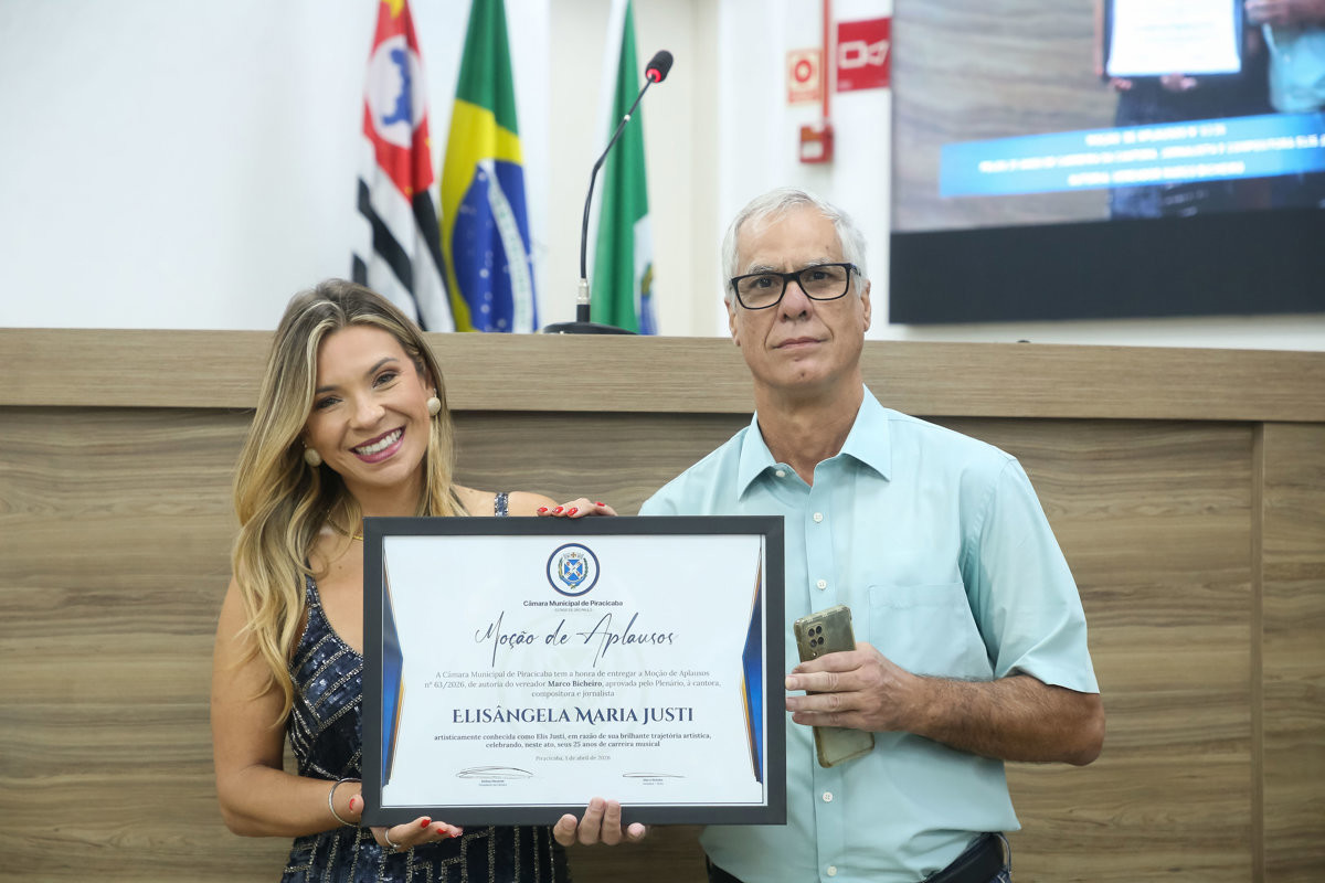 Moção de aplausos foi proposta pelo vereador Marco Bicheiro e destaca atuação de Elis Justi na música e na comunicação