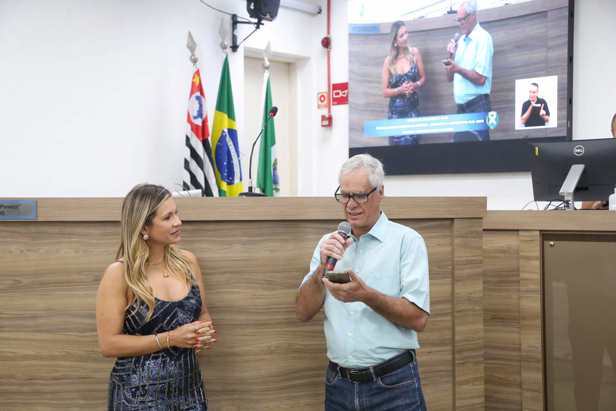 Moção de aplausos foi proposta pelo vereador Marco Bicheiro e destaca atuação de Elis Justi na música e na comunicação