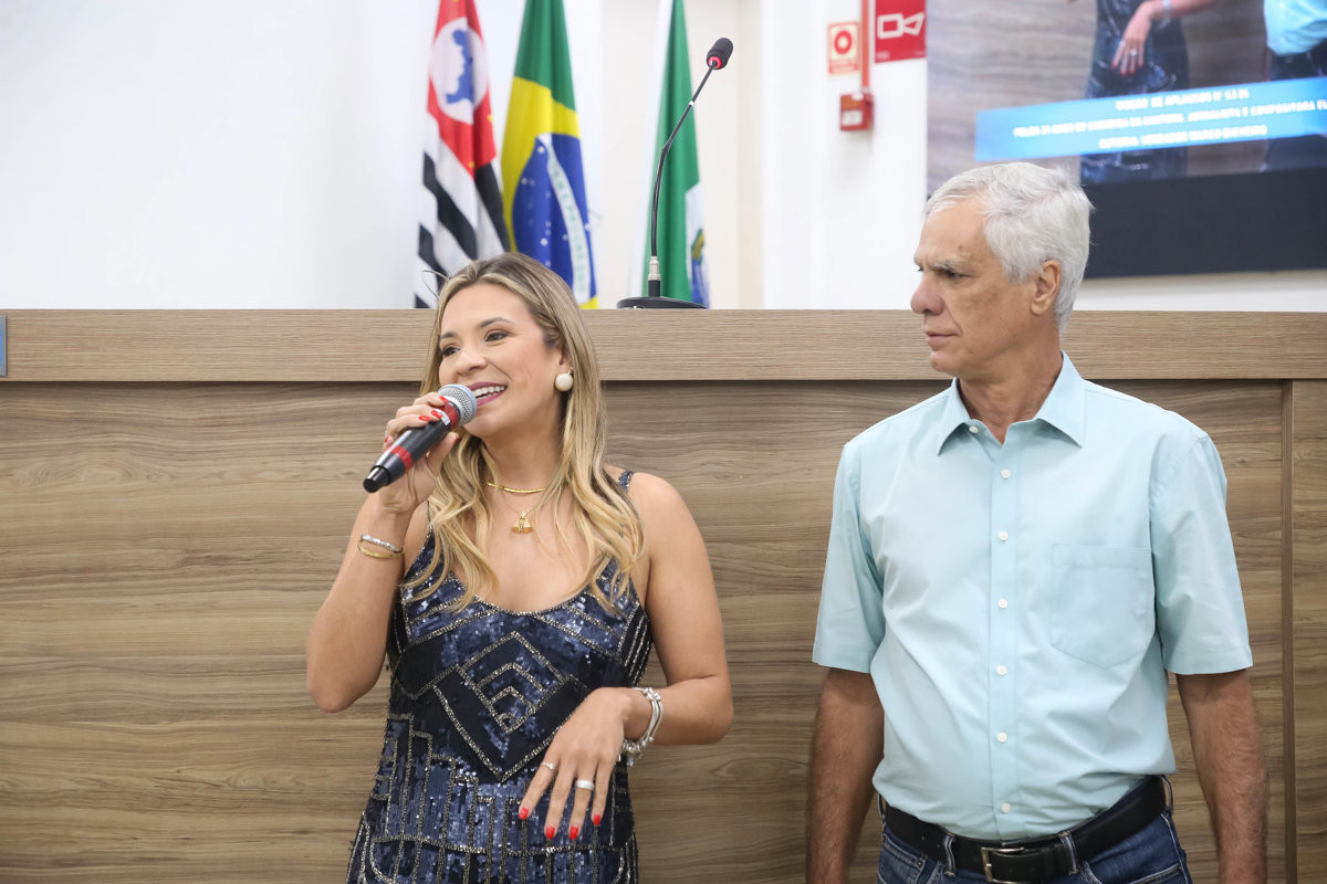 Moção de aplausos foi proposta pelo vereador Marco Bicheiro e destaca atuação de Elis Justi na música e na comunicação