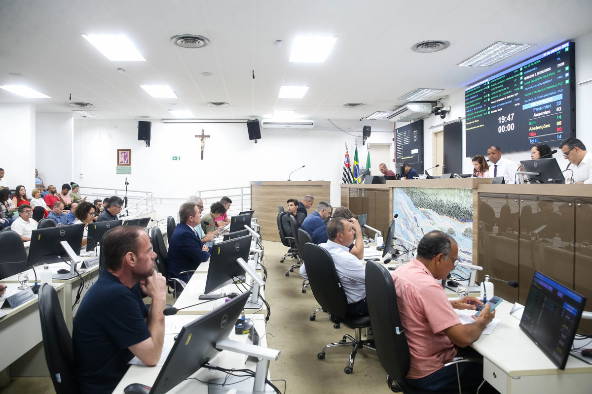 As reuniões ordinárias da Câmara acontecem às segundas e quintas-feiras, a partir das 19 horas