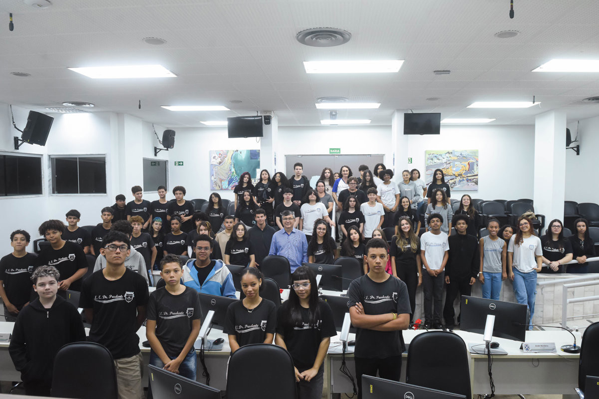 Alunos da EE dr. Prudente de Moraes participam do Conheça o Legislativo