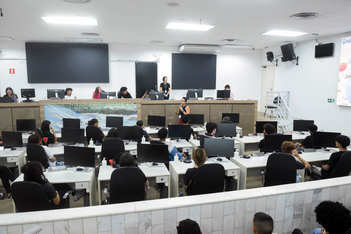 Alunos da EE dr. Prudente de Moraes participam do Conheça o Legislativo