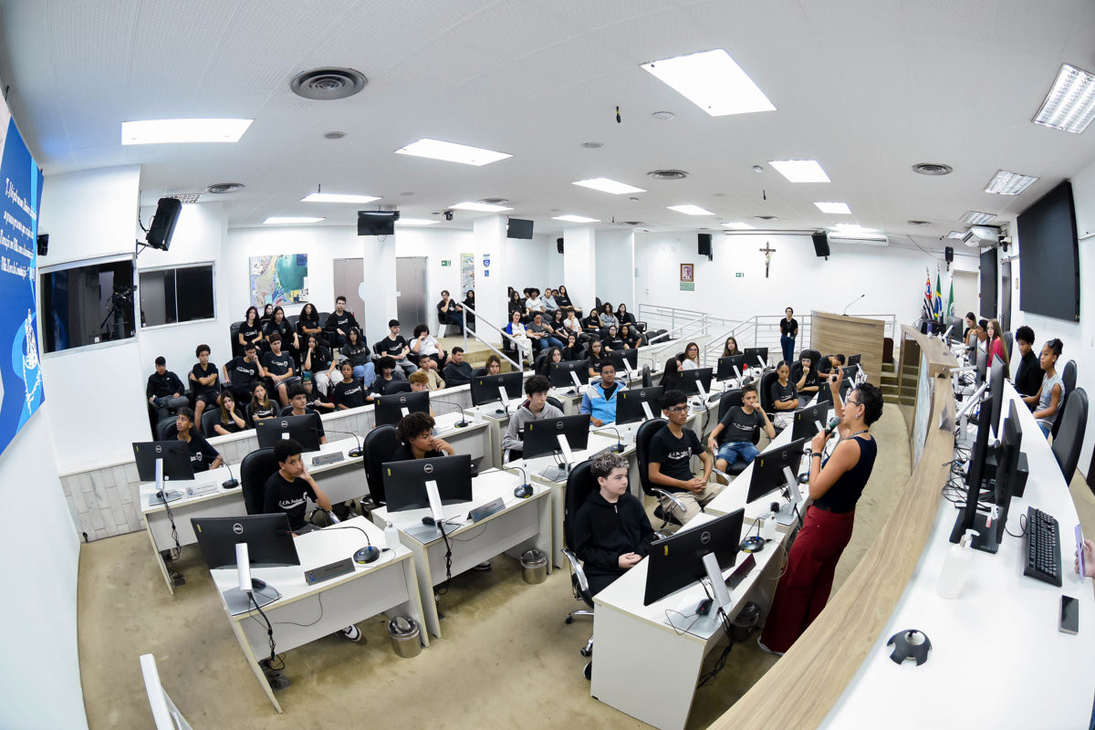 Alunos da EE dr. Prudente de Moraes participam do Conheça o Legislativo