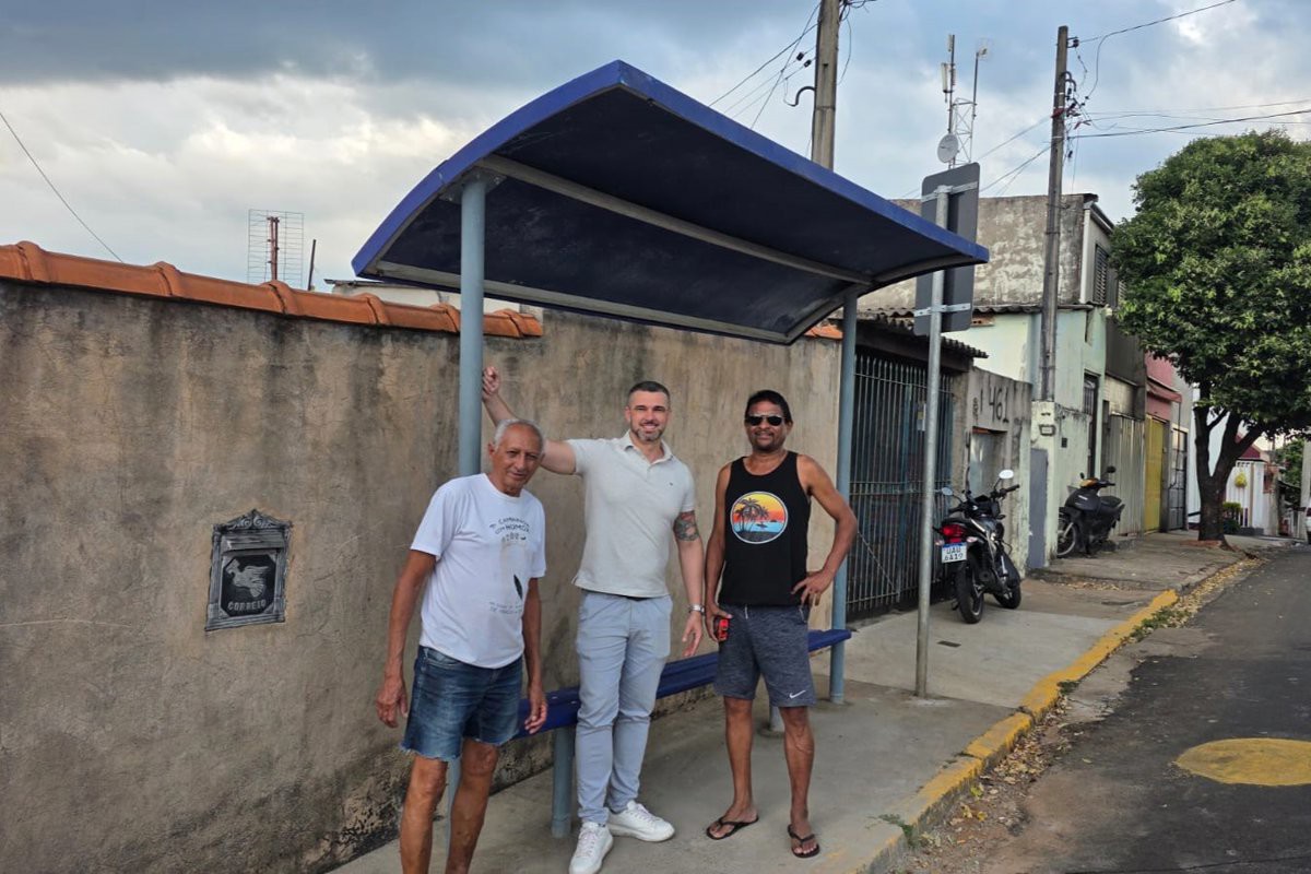 Durante a visita, Renan conversou com usuários do transporte público e moradores da região para avaliar na prática os impactos da instalação