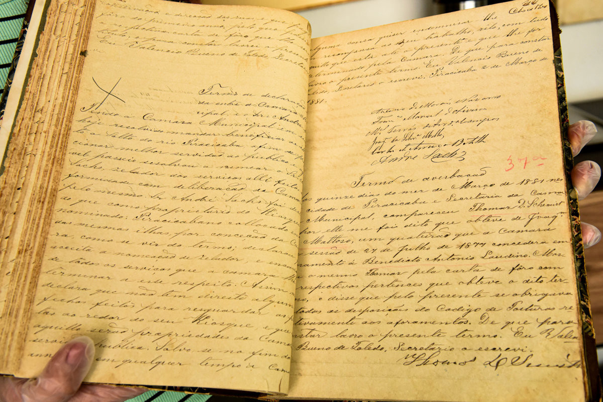 Detalhe do livro histórico reúne registros de concessão de terras