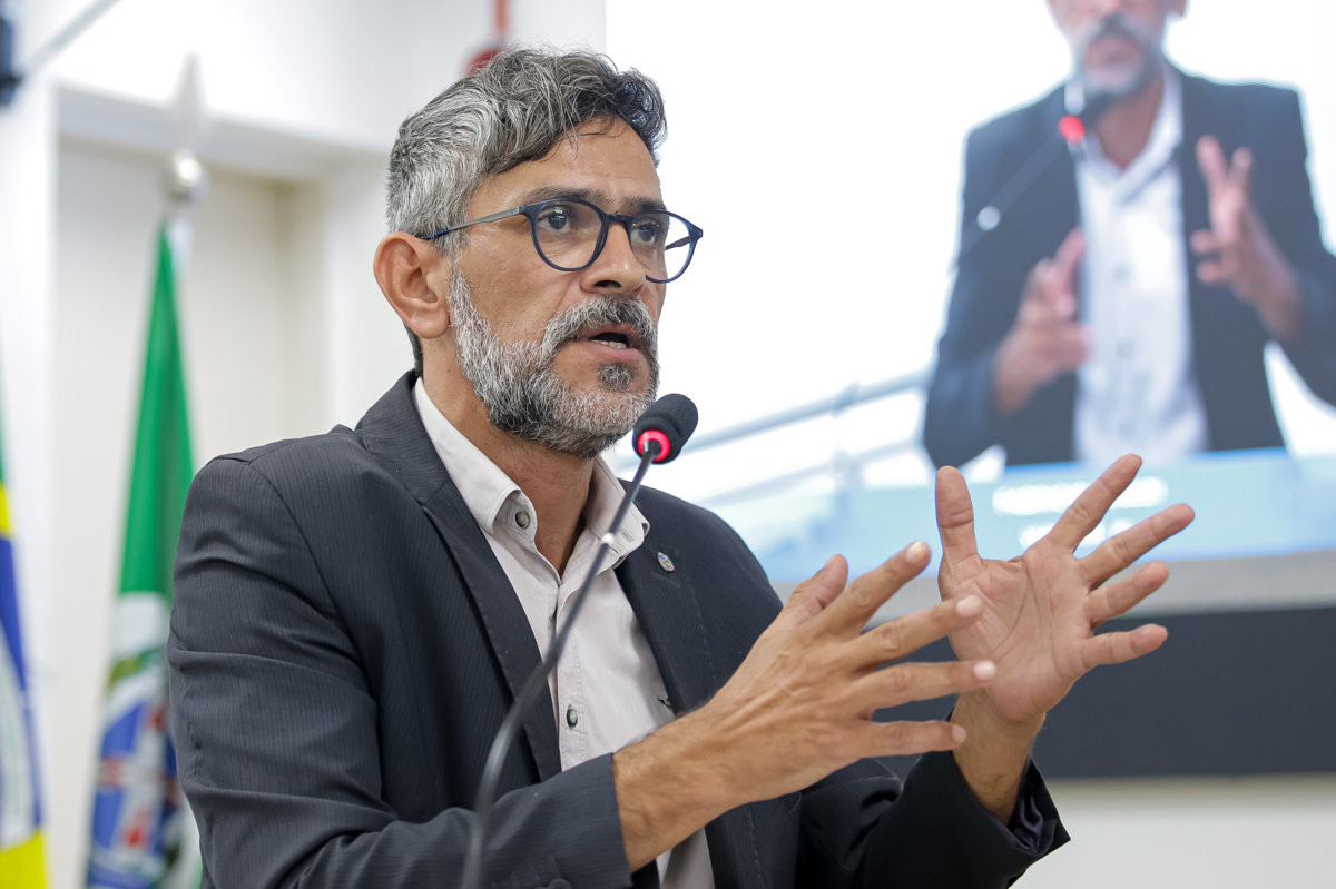 Polezi ainda exibiu e criticou um vídeo em que um munícipe critica uma eventual retirada, por parte da Prefeitura, de vigias em escolas municipais. Para o vereador, trata-se de fake news