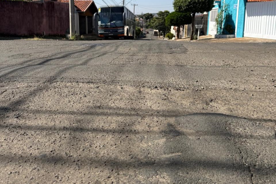 De acordo com o parlamentar, a área necessita de recapeamento total para que o problema seja resolvido de forma definitiva e para garantir mais segurança e mobilidade à população
