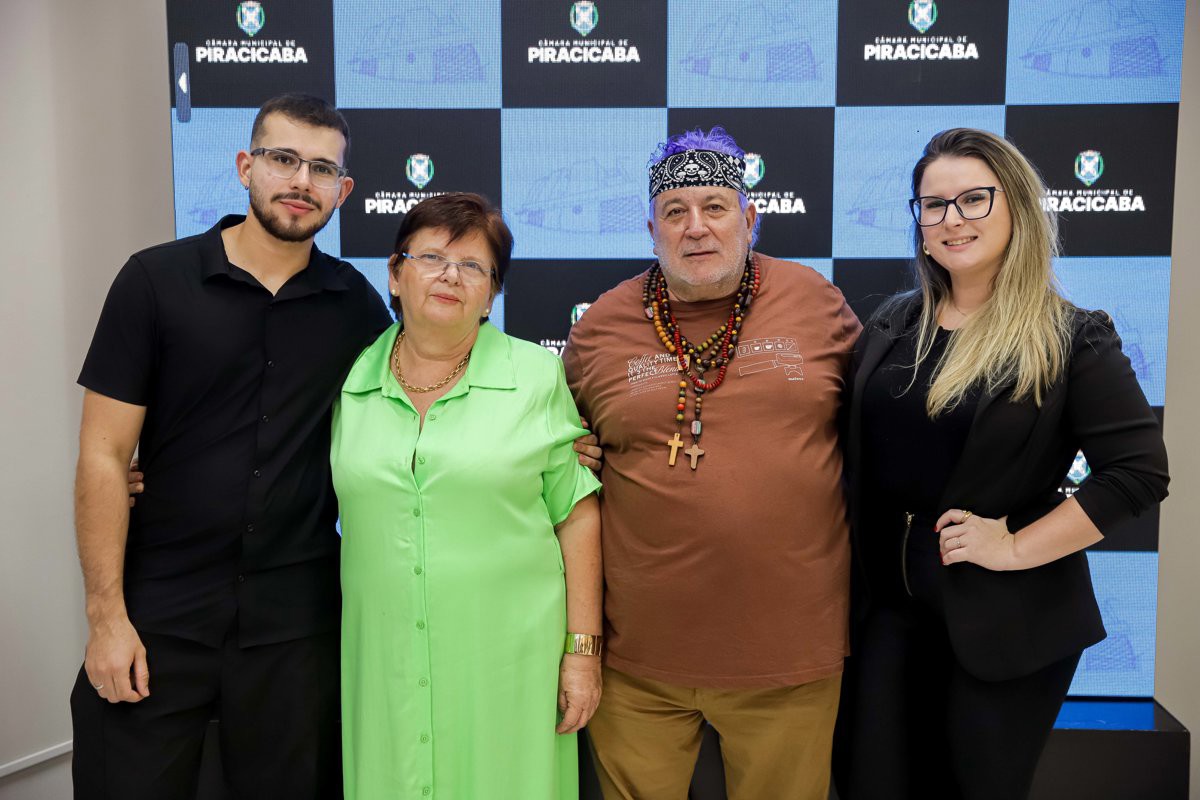 Vereadores participam da entrega da Medalha de Mérito Legislativo a Tetê da Rua do Porto, em reconhecimento à sua atuação social, cultural e comunitária em Piracicaba.