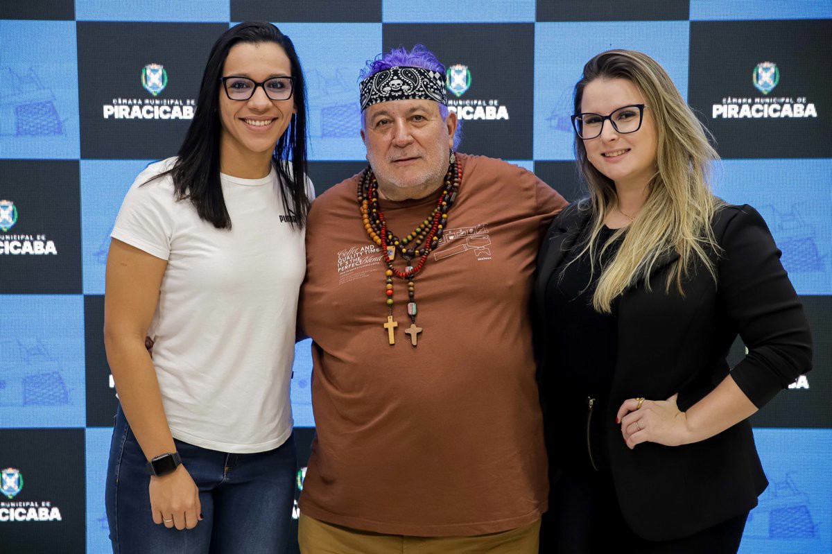 Vereadores participam da entrega da Medalha de Mérito Legislativo a Tetê da Rua do Porto, em reconhecimento à sua atuação social, cultural e comunitária em Piracicaba.
