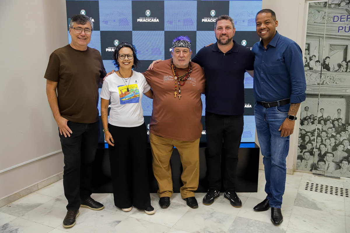 Vereadores participam da entrega da Medalha de Mérito Legislativo a Tetê da Rua do Porto, em reconhecimento à sua atuação social, cultural e comunitária em Piracicaba.
