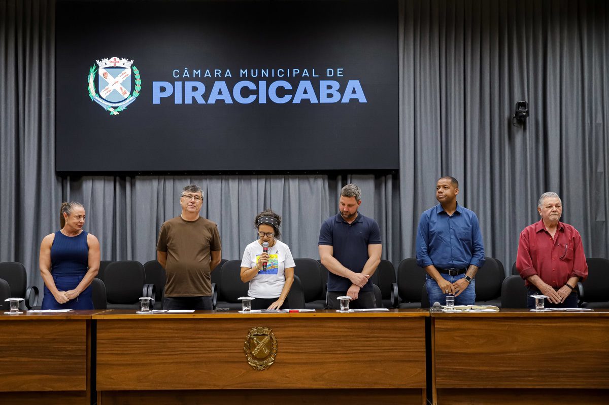 Vereadores participam da entrega da Medalha de Mérito Legislativo a Tetê da Rua do Porto, em reconhecimento à sua atuação social, cultural e comunitária em Piracicaba.