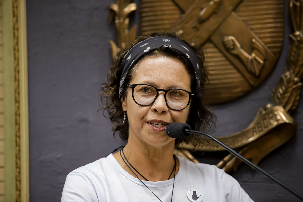 Vereadores participam da entrega da Medalha de Mérito Legislativo a Tetê da Rua do Porto, em reconhecimento à sua atuação social, cultural e comunitária em Piracicaba.