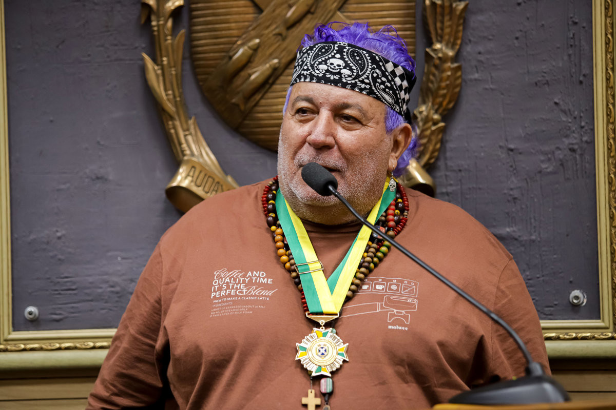 Vereadores participam da entrega da Medalha de Mérito Legislativo a Tetê da Rua do Porto, em reconhecimento à sua atuação social, cultural e comunitária em Piracicaba.