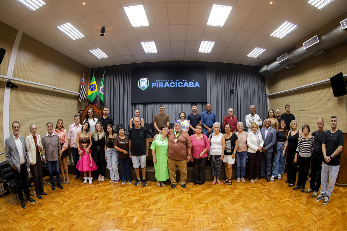 Vereadores participam da entrega da Medalha de Mérito Legislativo a Tetê da Rua do Porto, em reconhecimento à sua atuação social, cultural e comunitária em Piracicaba.