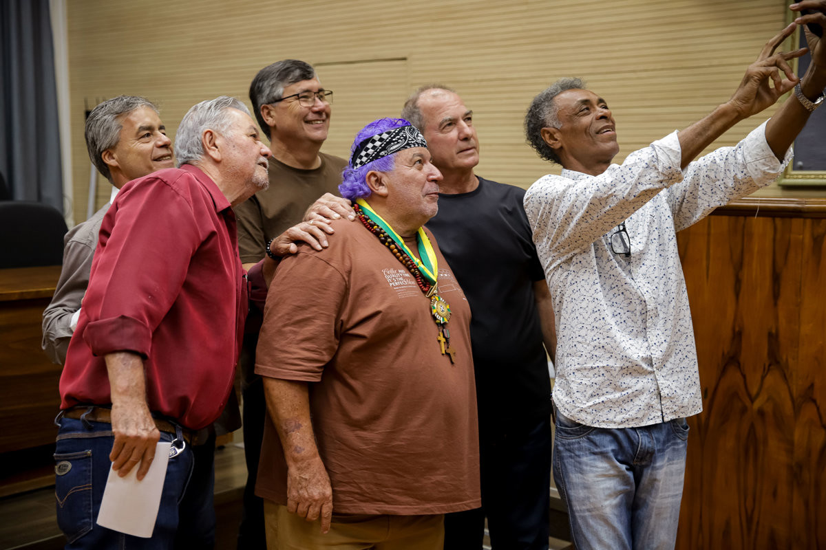 Vereadores participam da entrega da Medalha de Mérito Legislativo a Tetê da Rua do Porto, em reconhecimento à sua atuação social, cultural e comunitária em Piracicaba.