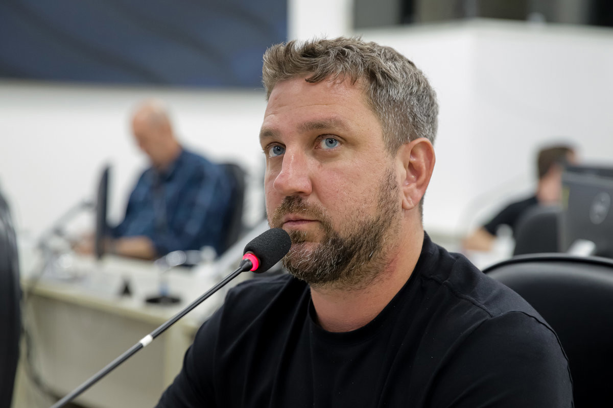  Durante a tribuna da 24ª Reunião Ordinária, o parlamentar reforçou a importância de ampliar espaços esportivos e garantir mais segurança para praticantes de atividades físicas.