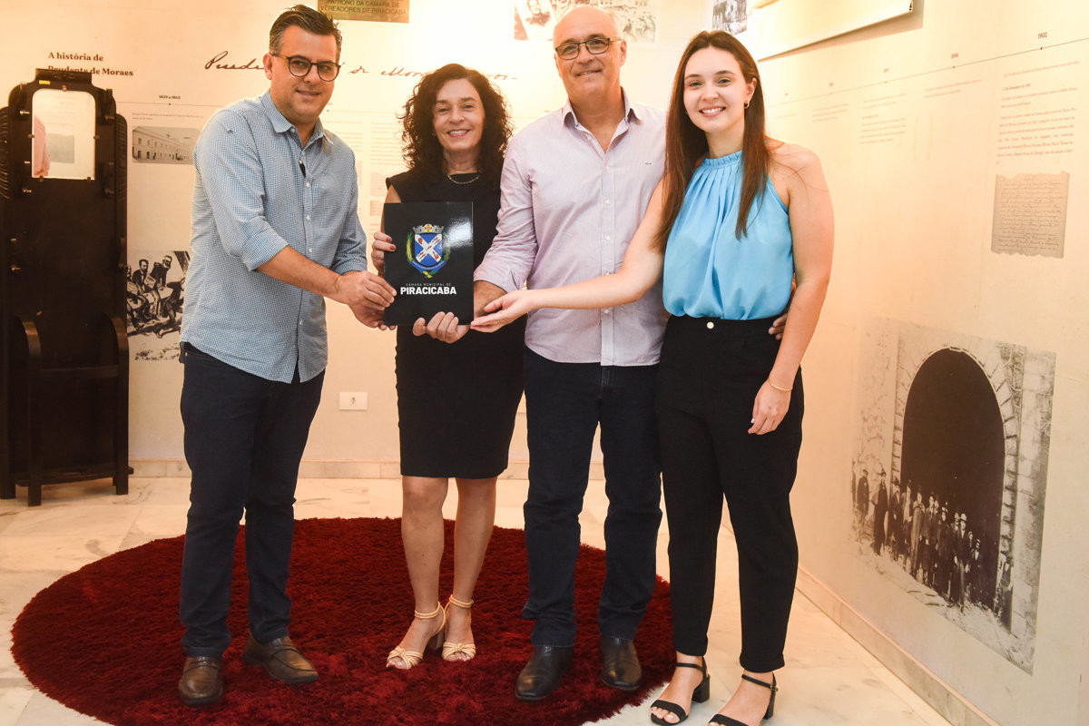 Representantes da Queijaria Queijos Artesanais receberam homenagem na Câmara Municipal pelo destaque obtido em competição nacional do setor.