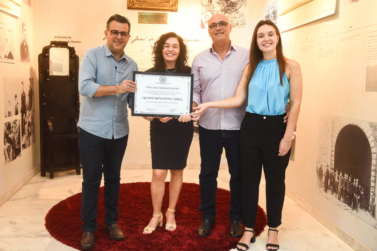 Representantes da Queijaria Queijos Artesanais receberam homenagem na Câmara Municipal pelo destaque obtido em competição nacional do setor.