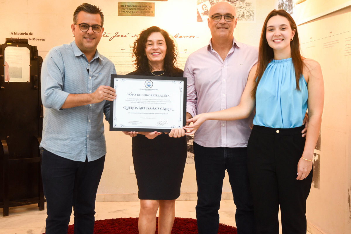 Representantes da Queijaria Queijos Artesanais receberam homenagem na Câmara Municipal pelo destaque obtido em competição nacional do setor.