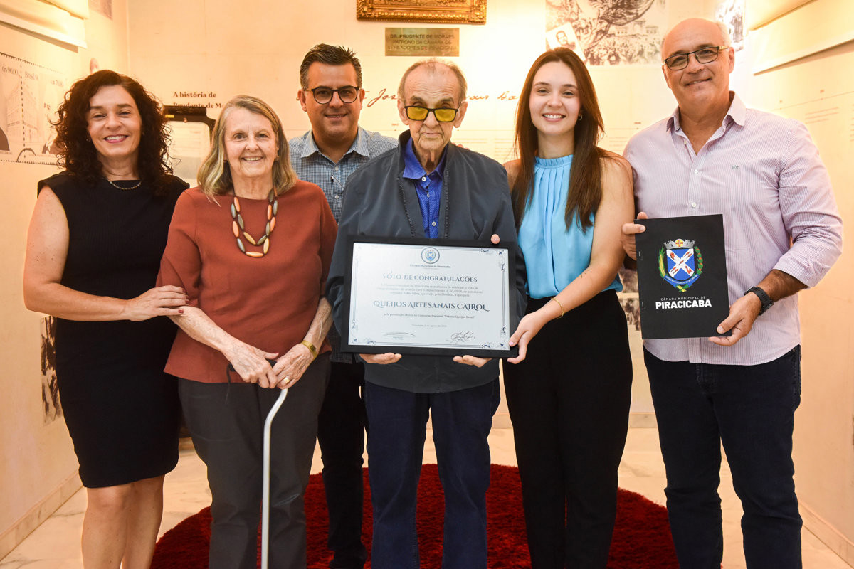 Representantes da Queijaria Queijos Artesanais receberam homenagem na Câmara Municipal pelo destaque obtido em competição nacional do setor.