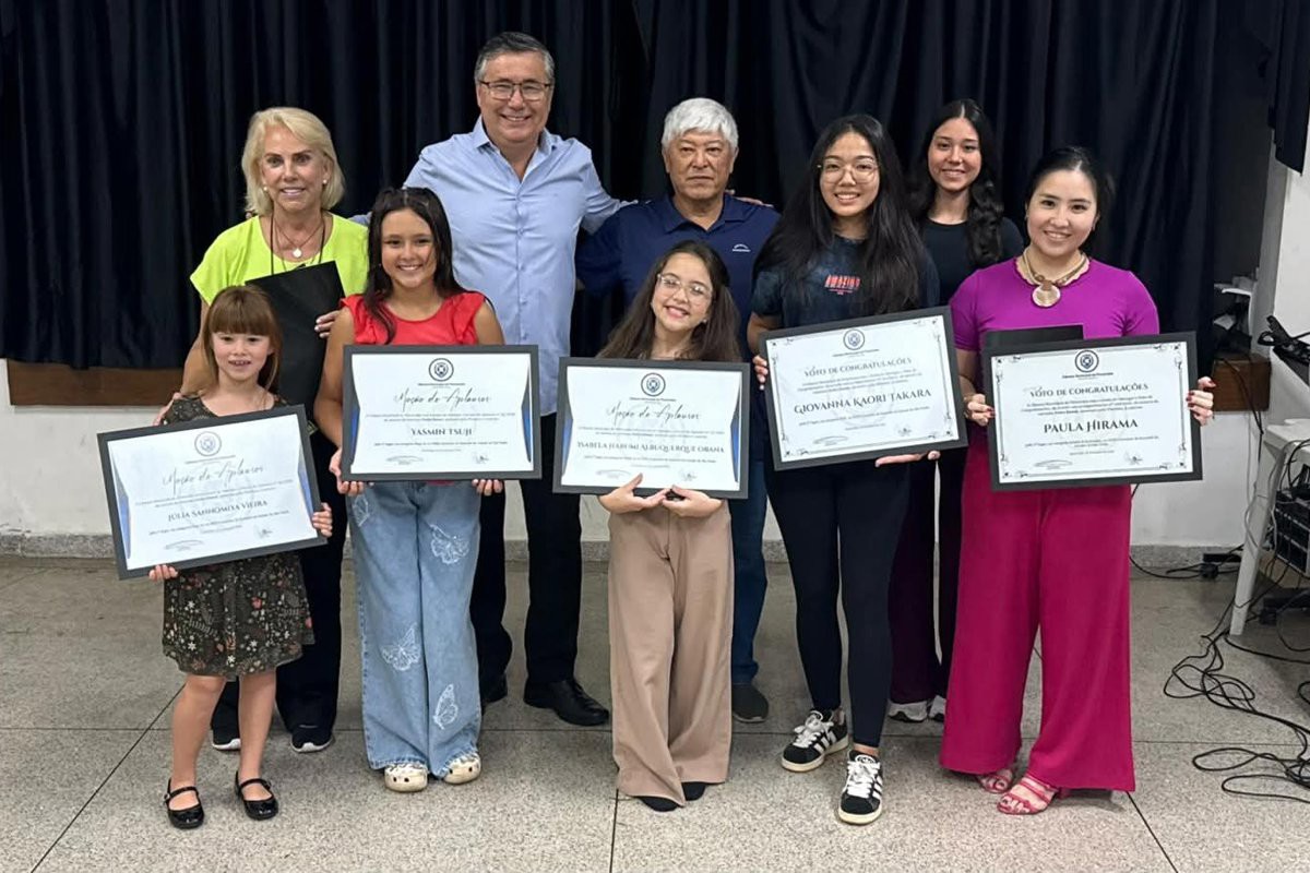 Vereador Pedro Kawai entregou moções de aplausos e votos de congratulações a cantoras premiadas