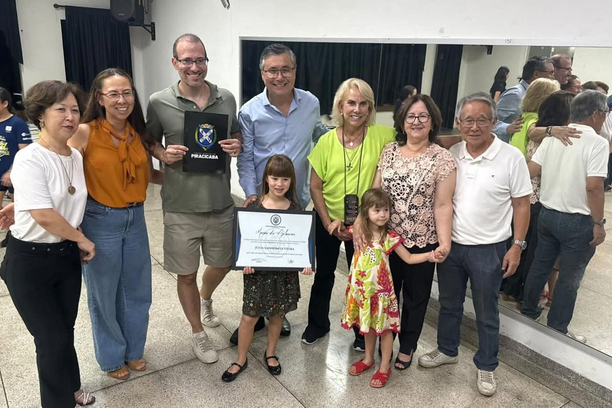 Vereador Pedro Kawai entregou moções de aplausos e votos de congratulações a cantoras premiadas