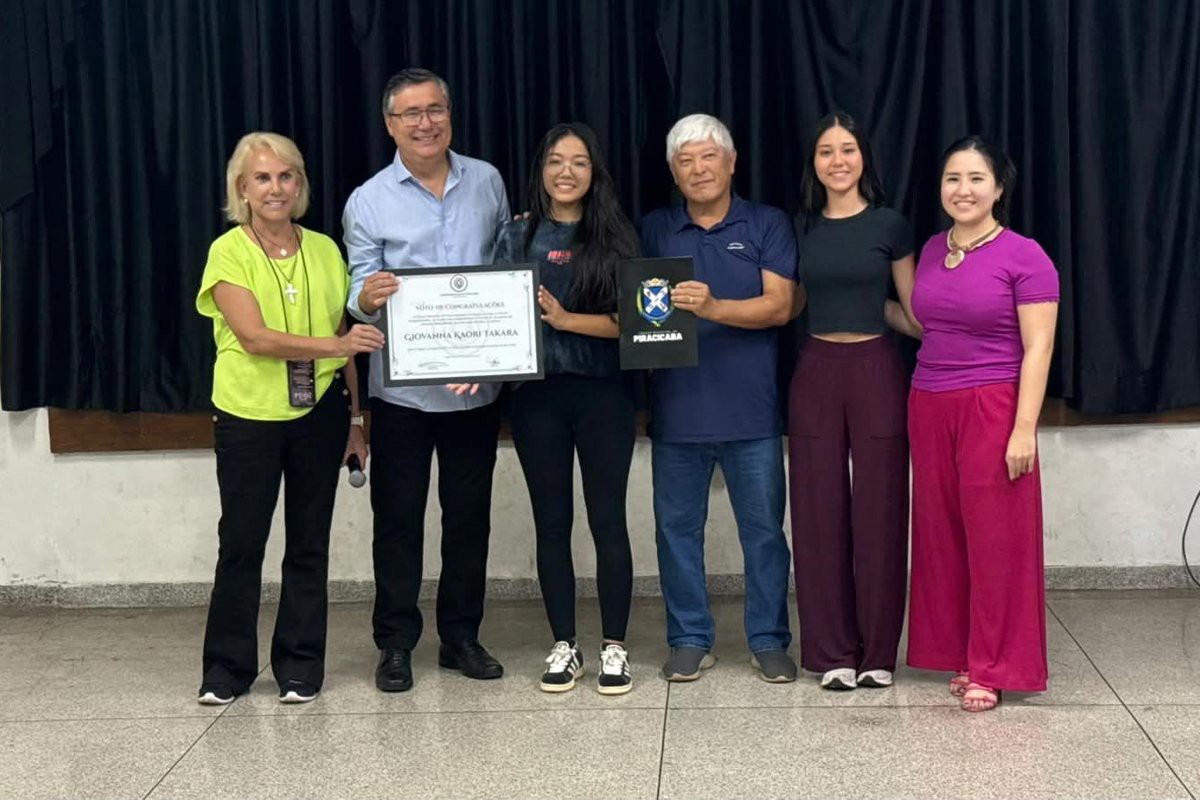 Vereador Pedro Kawai entregou moções de aplausos e votos de congratulações a cantoras premiadas