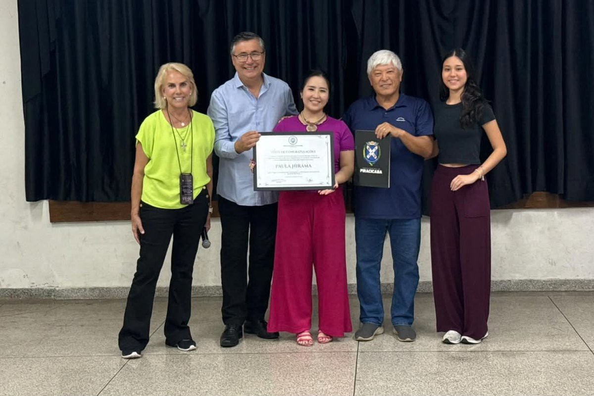 Vereador Pedro Kawai entregou moções de aplausos e votos de congratulações a cantoras premiadas