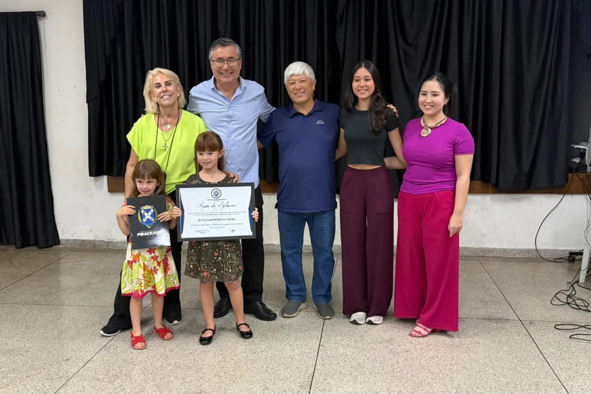 Vereador Pedro Kawai entregou moções de aplausos e votos de congratulações a cantoras premiadas