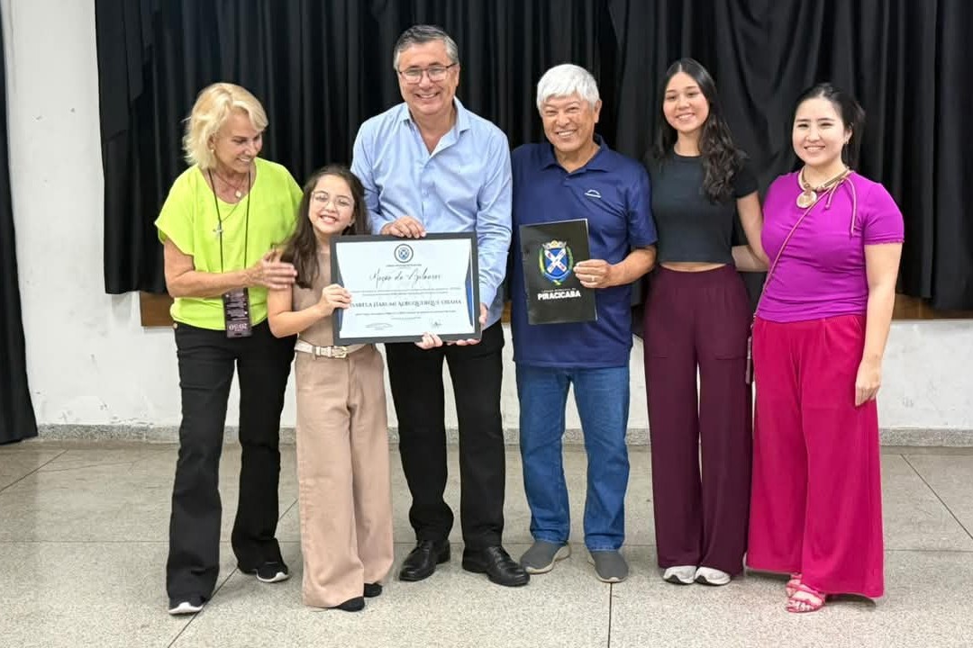 Vereador Pedro Kawai entregou moções de aplausos e votos de congratulações a cantoras premiadas