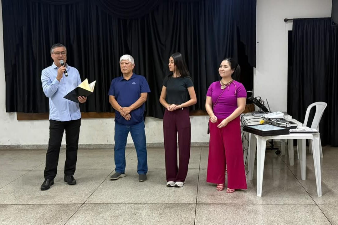 Vereador Pedro Kawai entregou moções de aplausos e votos de congratulações a cantoras premiadas