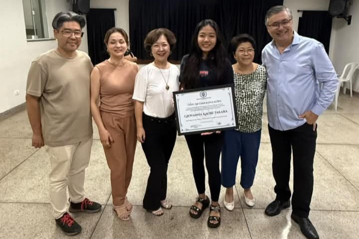 Vereador Pedro Kawai entregou moções de aplausos e votos de congratulações a cantoras premiadas