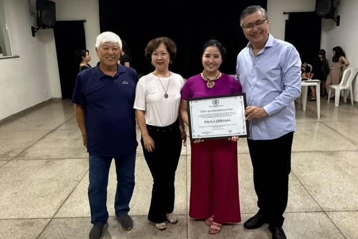 Vereador Pedro Kawai entregou moções de aplausos e votos de congratulações a cantoras premiadas