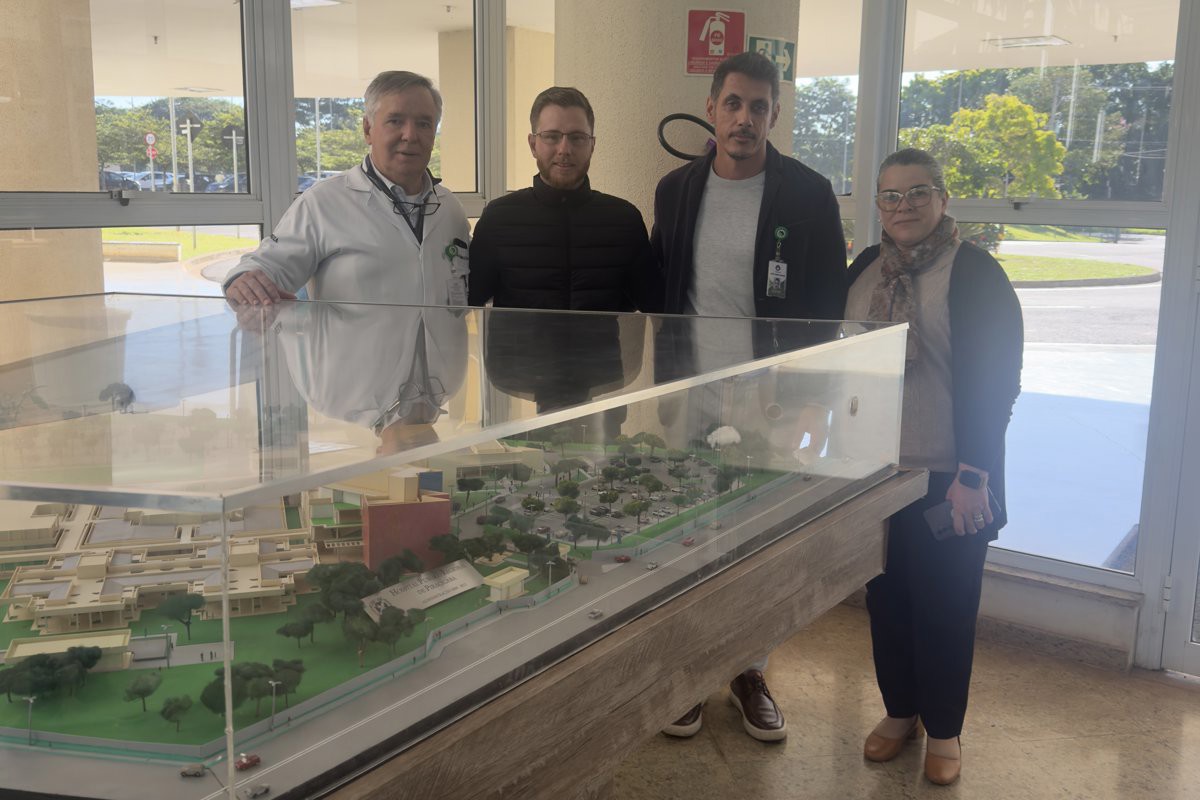 Entre os temas debatidos, esteve a possibilidade futura de ampliação da estrutura hospitalar para implantação de uma ala de hemodiálise