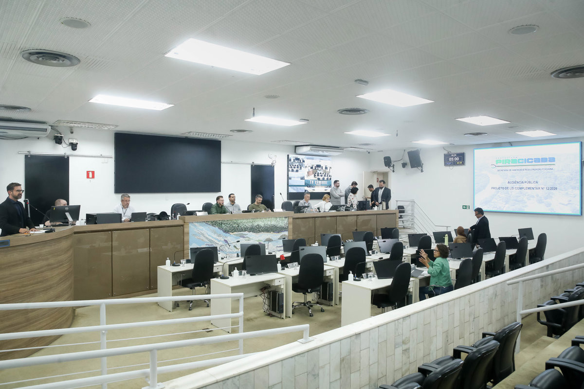 A audiência foi realizada no Plenário "Francisco Antonio Coelho", e contou com a presença de vereadores e representantes do Executivo 