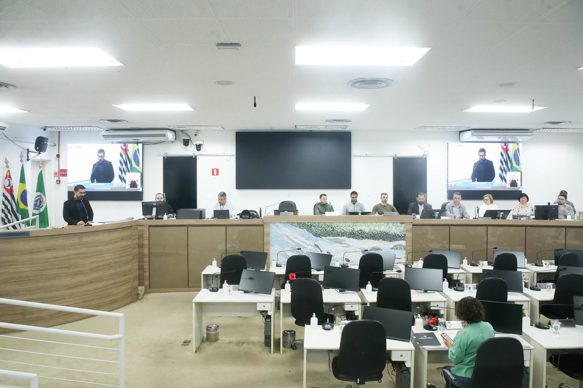 A audiência foi realizada no Plenário "Francisco Antonio Coelho", e contou com a presença de vereadores e representantes do Executivo 
