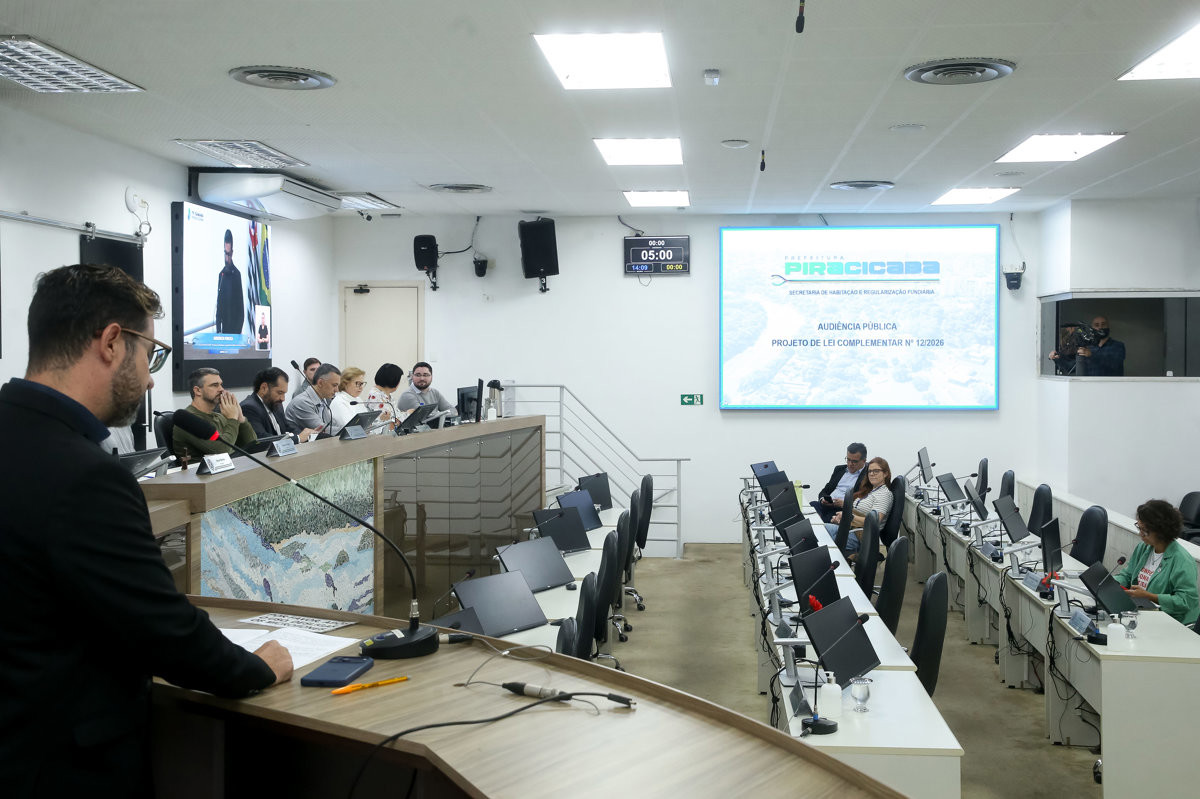 A audiência foi realizada no Plenário "Francisco Antonio Coelho", e contou com a presença de vereadores e representantes do Executivo 