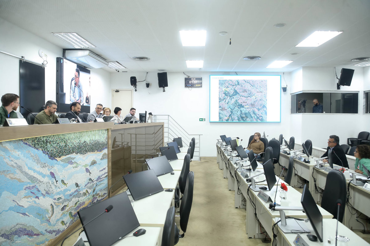 A audiência foi realizada no Plenário "Francisco Antonio Coelho", e contou com a presença de vereadores e representantes do Executivo 