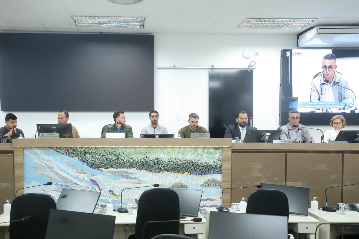 A audiência foi realizada no Plenário "Francisco Antonio Coelho", e contou com a presença de vereadores e representantes do Executivo 
