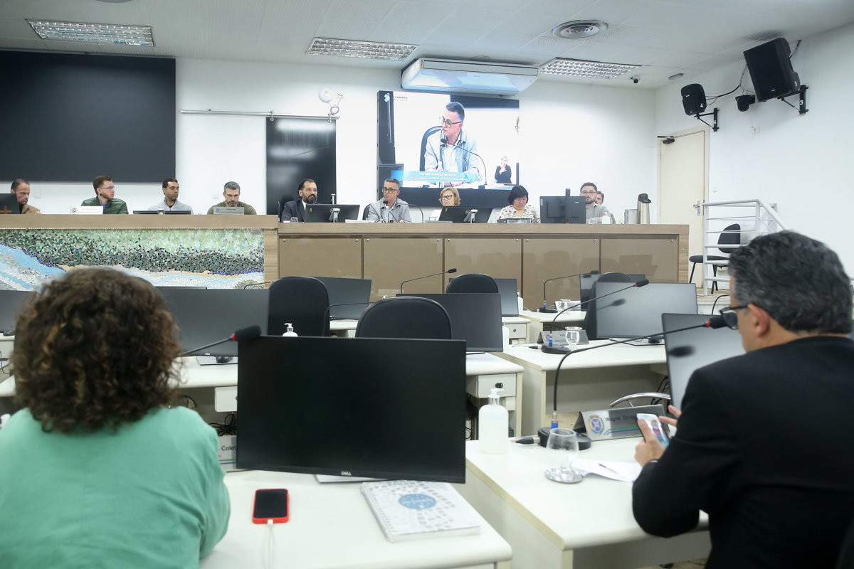 A audiência foi realizada no Plenário "Francisco Antonio Coelho", e contou com a presença de vereadores e representantes do Executivo 